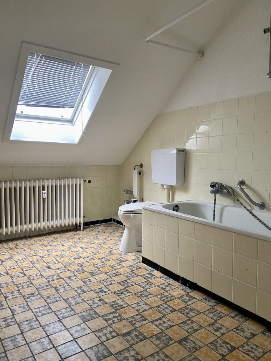 Tageslichtbadezimmer mit Badewanne Dachgeschosswohnung Weiterstadt