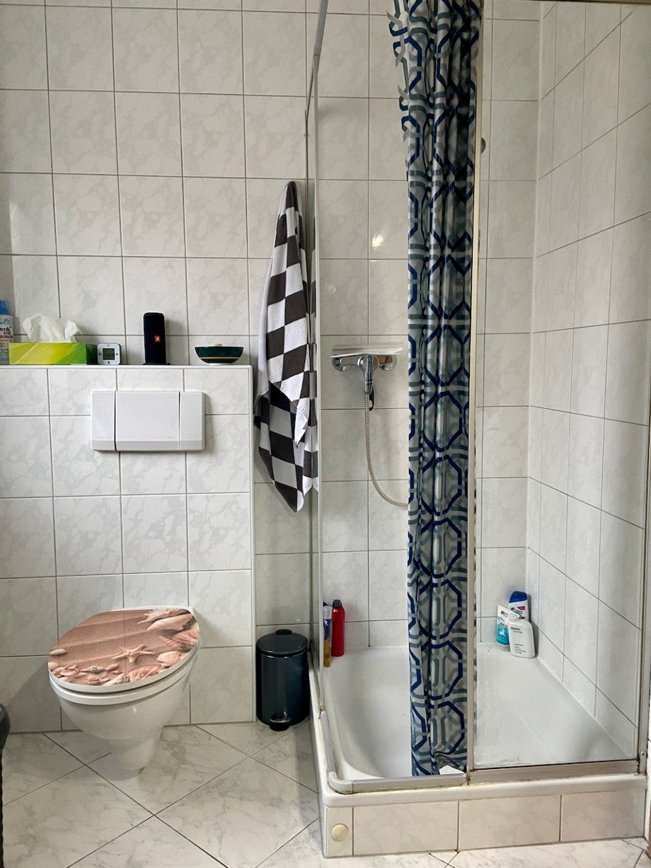 Badezimmer mit Dusche und Badewanne Etagenwohnung Griesheim