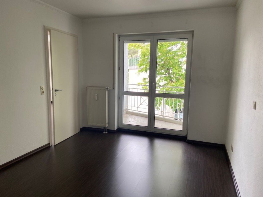 Schlafzimmer mit Zugang zur Balkon Etagenwohnung Darmstadt