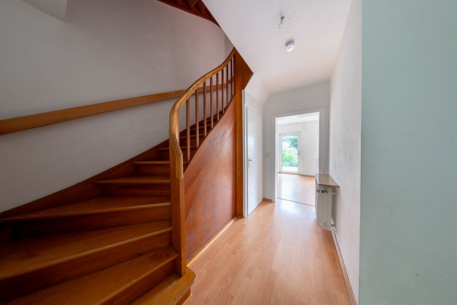 Flur zum 1.OG. Reihenmittelhaus Frankfurt/ Main