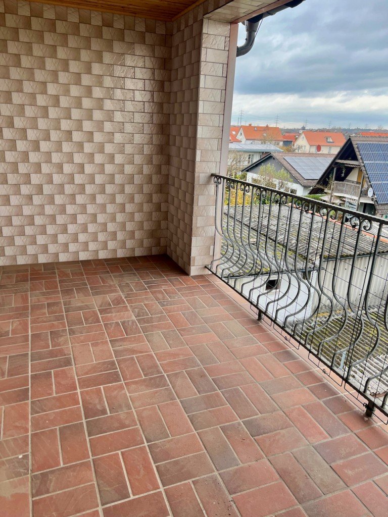 Racano Immobilien Balkon Messel Dachgeschosswohnung Gro�z�gige 2,5 Zimmer Wohnung mit Balkon in kleiner Wohneinheit