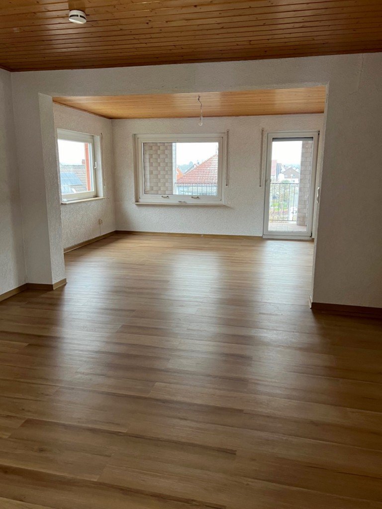 Racano Immobilien Wohnzimmer Messel Dachgeschosswohnung Gro�z�gige 2,5 Zimmer Wohnung mit Balkon in kleiner Wohneinheit