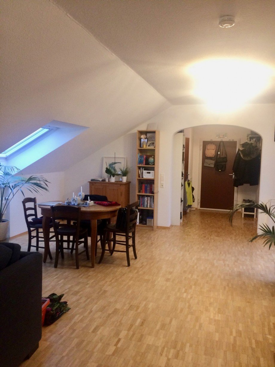 ger�umiges Wohnzimmer Dachgeschosswohnung Erzhausen