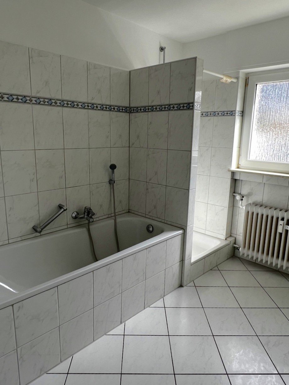 Tageslicht Bad mit Badewanne und Dusche Etagenwohnung Darmstadt