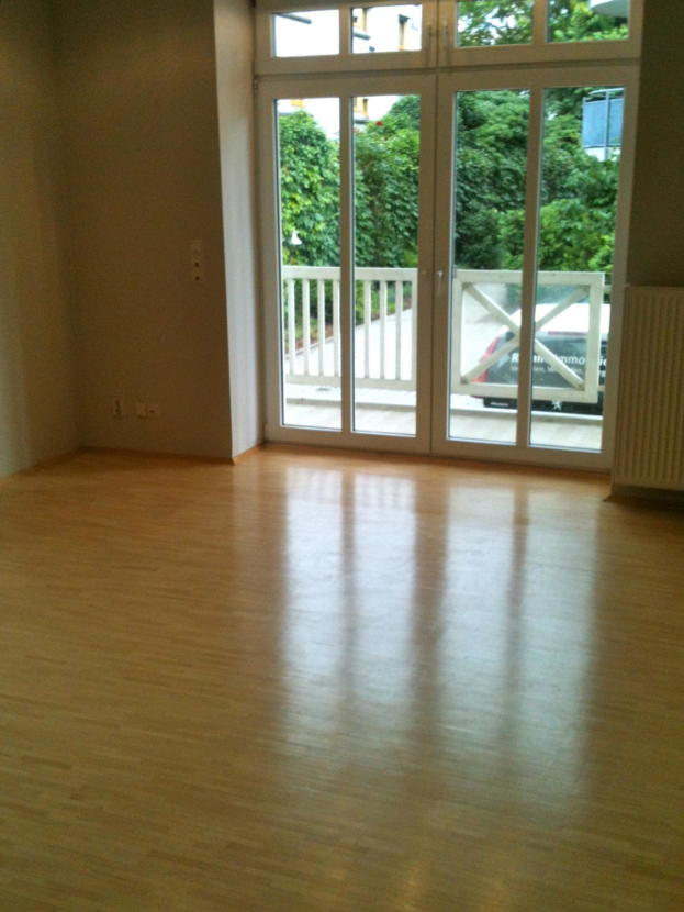 Wohnzimmer mit Balkon Darmstadt Erdgeschosswohnung *Wohnen in der City* 3 Zimmer Stadtwohnung mit Parkett, Balkon und PKW Stellplatz!